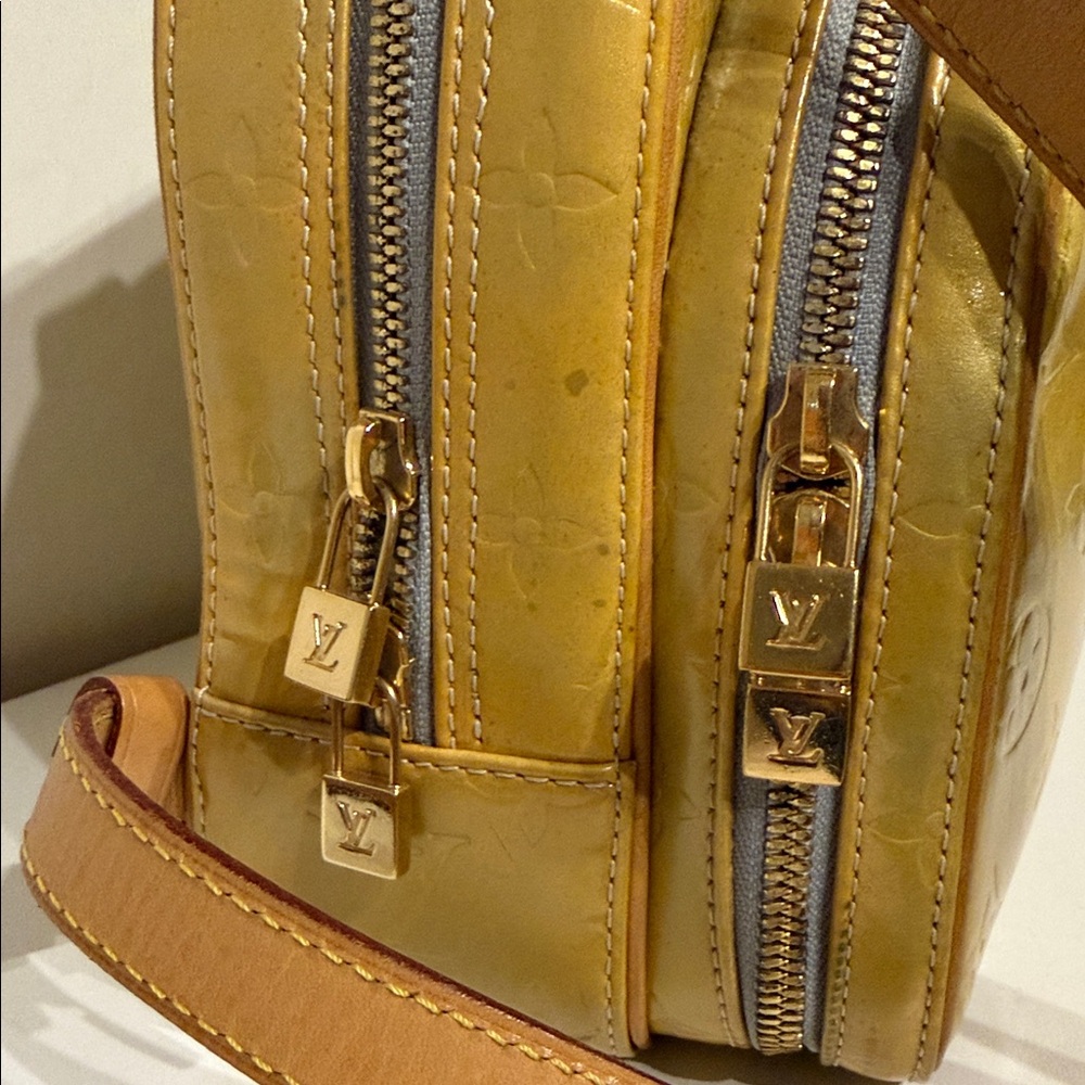 Louis Vuitton Shimmering Gold Bag-pack. Some stain - Picture 8 of 11